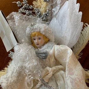 NEW IN ORIGINAL BOX….Avon Angel Door Hanger Fiber Optic (Caucasian)